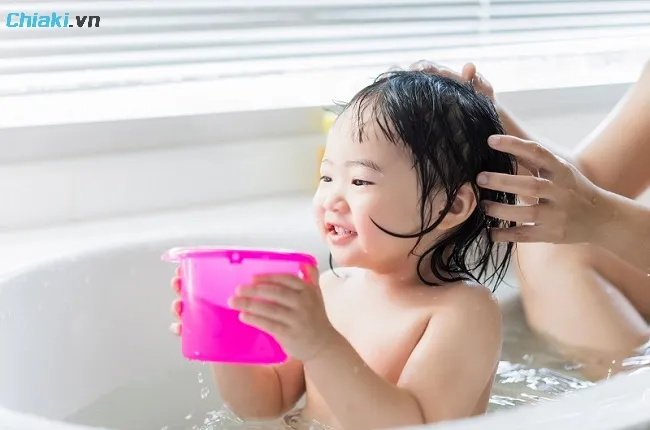Trẻ từ 8 - 12 tuổi c&oacute; thể sử dụng dầu gội người lớn