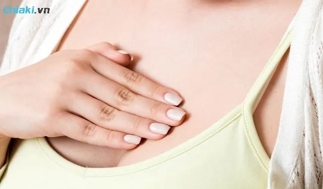 N&ecirc;n massage nhẹ nh&agrave;ng ngực trước khi h&uacute;t sữa để k&iacute;ch th&iacute;ch "sữa về"