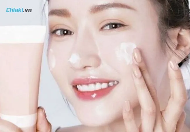 D&ugrave;ng kem dưỡng ẩm c&oacute; cần thiết kh&ocirc;ng?