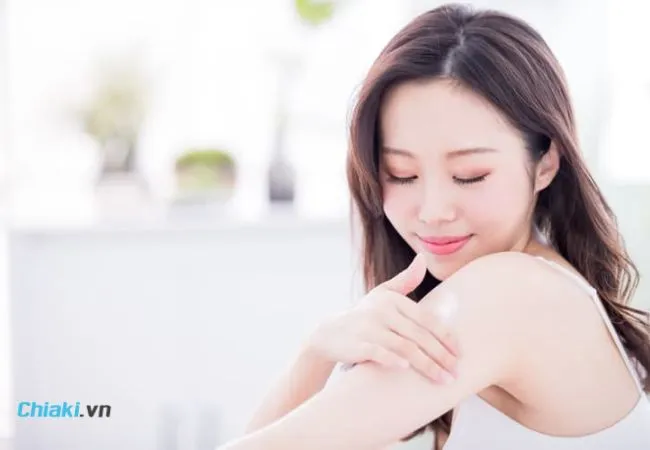 C&aacute;ch thoa kem dưỡng da to&agrave;n th&acirc;n đ&uacute;ng c&aacute;ch