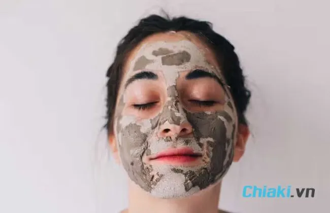 N&ecirc;n đắp mặt nạ đất s&eacute;t khi n&agrave;o