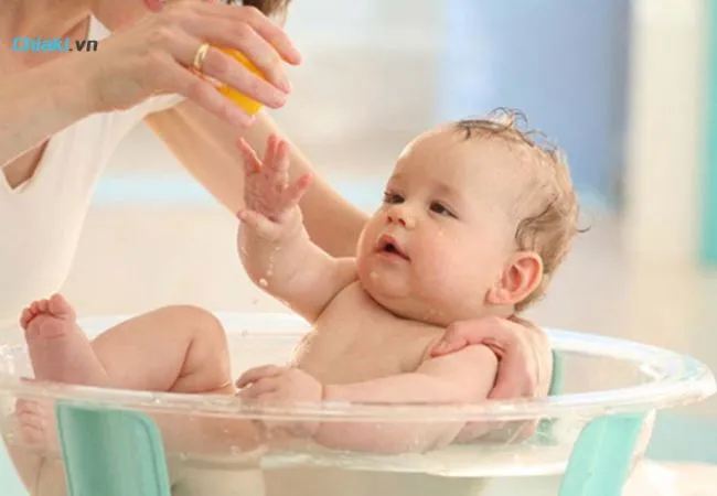 C&aacute;ch chăm s&oacute;c b&eacute; bị vi&ecirc;m da cơ địa