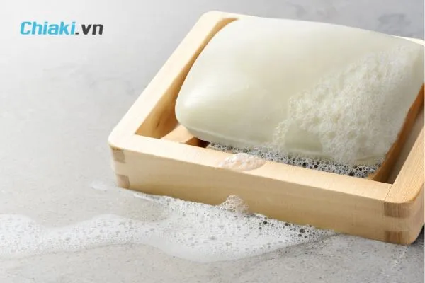 Lưu &yacute; khi sử dụng x&agrave; ph&ograve;ng trị mụn lưng