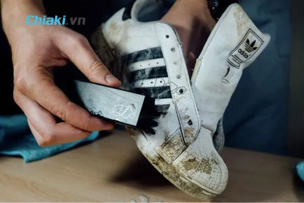 C&aacute;ch bảo quản v&agrave; vệ sinh gi&agrave;y Adidas