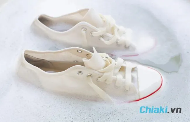 C&aacute;ch giặt gi&agrave;y trắng bằng bột giặt bằng tay