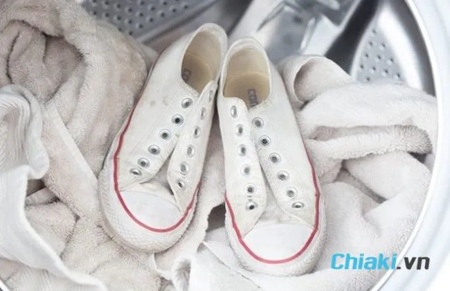 C&aacute;ch giặt gi&agrave;y trắng bằng m&aacute;y giặt