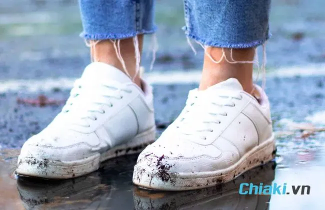 C&aacute;ch giặt gi&agrave;y trắng bị d&iacute;nh b&ugrave;n