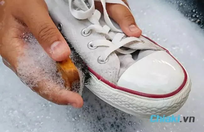C&aacute;ch giặt gi&agrave;y vải trắng