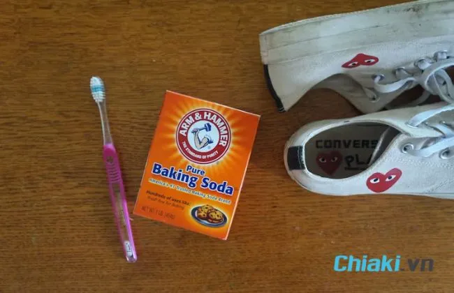 C&aacute;ch l&agrave;m sạch gi&agrave;y trắng bằng baking soda