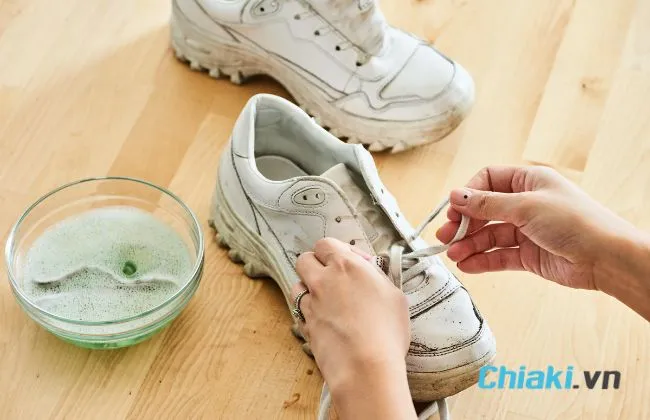 C&aacute;ch l&agrave;m sạch gi&agrave;y trắng bằng dầu gội đầu