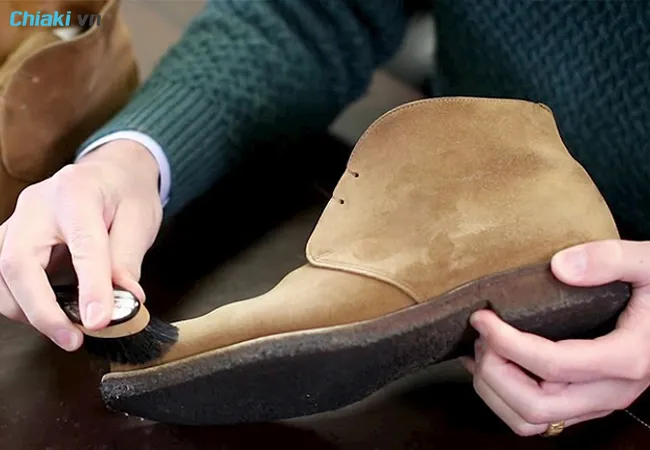 C&aacute;ch vệ sinh gi&agrave;y da lộn boots
