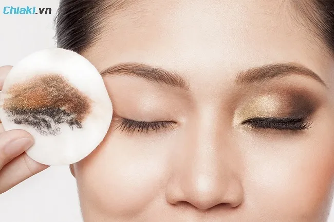 Cồn gi&uacute;p l&agrave;m sạch v&agrave; khử tr&ugrave;ng, thường c&oacute; trong nước tẩy trang