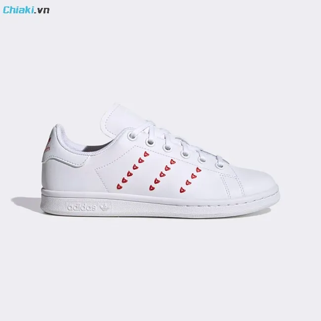Gi&agrave;y Adidas Stan Smith sử dụng thiết kế th&ecirc;u th&ecirc;m một số chi tiết trang tr&iacute;
