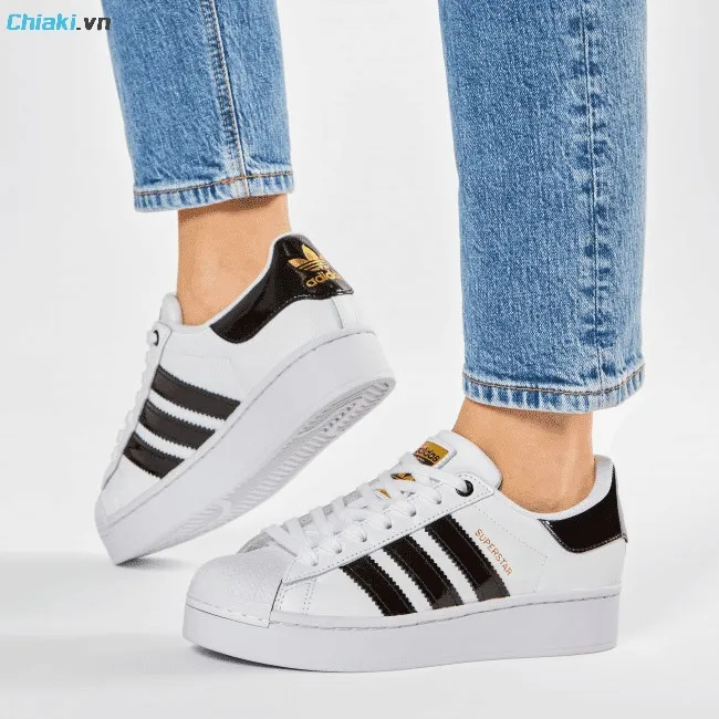 Gi&agrave;y Adidas Superstar thiết kế kiểu d&aacute;ng vỏ s&ograve; ở mũi gi&agrave;y