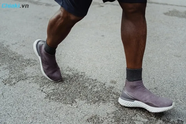 &nbsp; Nike Epic Phantom React Flyknit loại bỏ d&acirc;y buộc tr&ocirc;ng rất thời trang