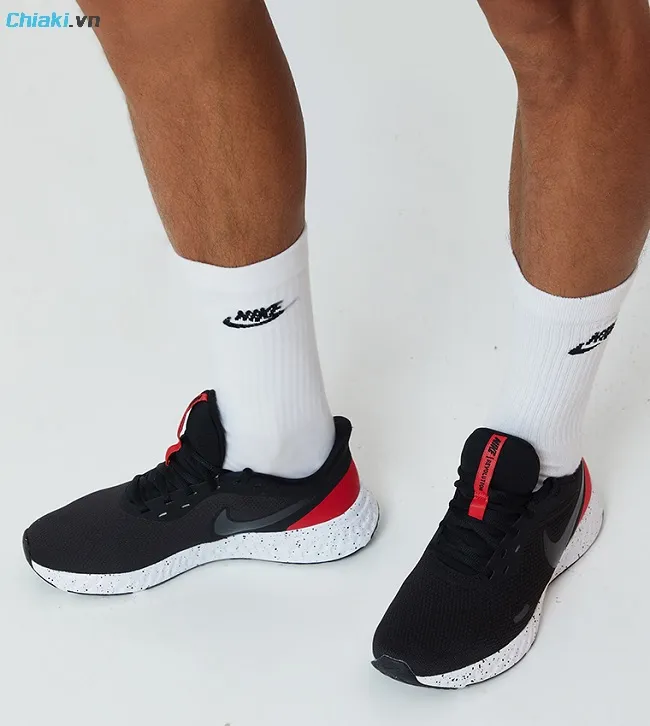 Nike Revolution 5 mang lại cuộc chạy &ecirc;m &aacute;i v&agrave; thoải m&aacute;i