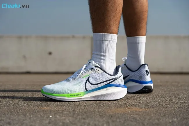 Nike Vomero 17 l&agrave; mẫu gi&agrave;y c&oacute; trọng lượng nặng nhưng độ bền cao
