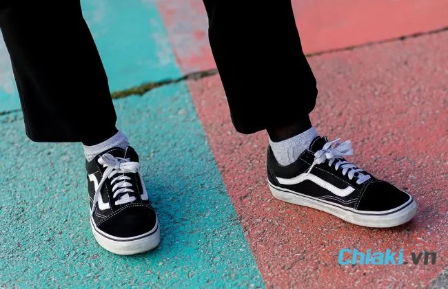 N&ecirc;n chọn size gi&agrave;y Vans vừa vặn hay rộng hơn một ch&uacute;t