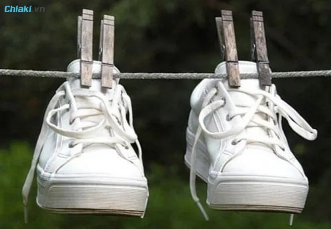 bảo quản gi&agrave;y converse nơi tho&aacute;ng m&aacute;t