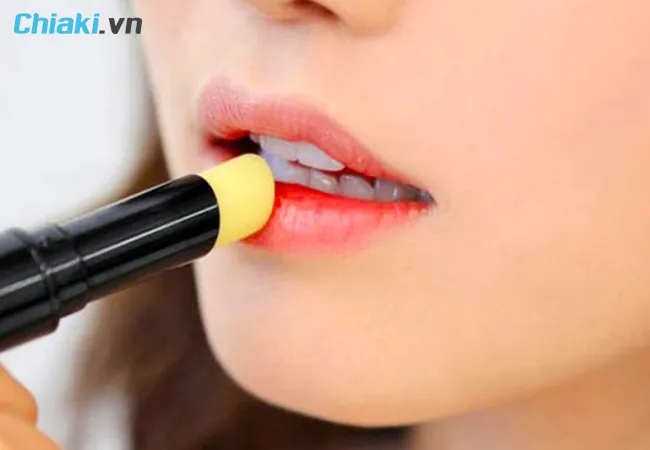 những lưu &yacute; khi sử dụng son dưỡng m&ocirc;i sau xăm