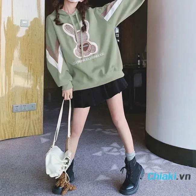 Phối &aacute;o hoodie với gi&agrave;y boot nữ cổ thấp