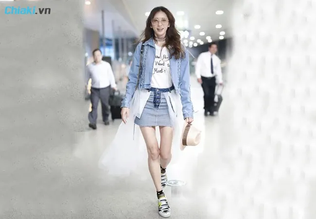 phối đồ với gi&agrave;y thể thao c&ugrave;ng &aacute;o kho&aacute;c denim v&agrave; v&aacute;y