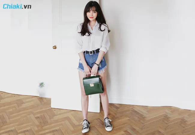 phối đồ với gi&agrave;y thể thao c&ugrave;ng &aacute;o sơ mi v&agrave; quần short cạp cao