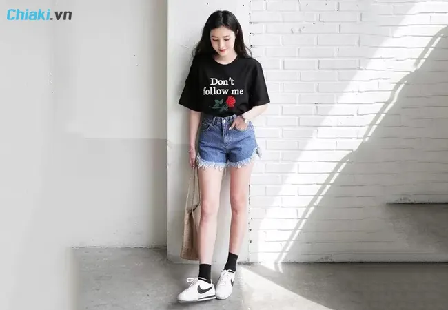 phối đồ với gi&agrave;y thể thao c&ugrave;ng &aacute;o thun v&agrave; quần short