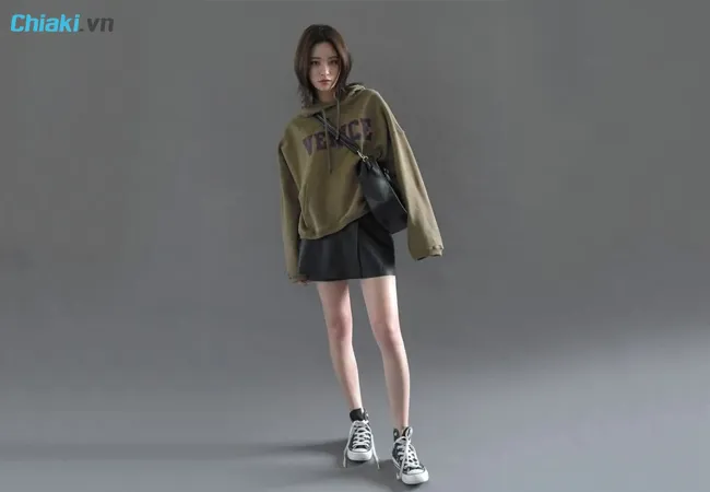 phối đồ với gi&agrave;y thể thao c&ugrave;ng &aacute;o hoodie v&agrave; ch&acirc;n v&aacute;y ngắn