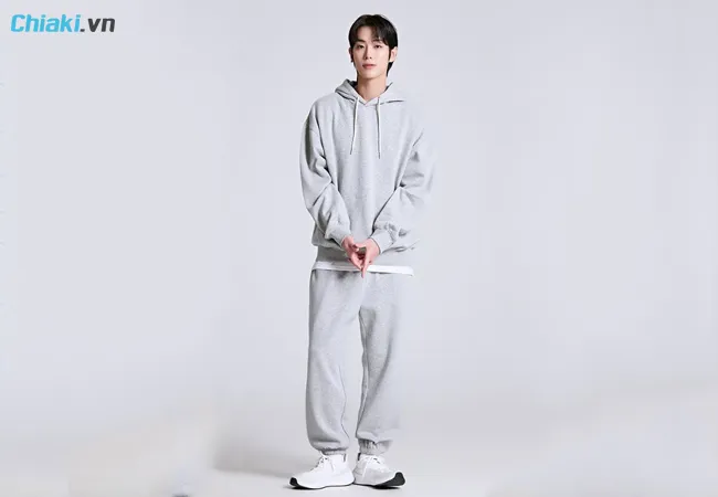 phối đồ với gi&agrave;y thể thao c&ugrave;ng &aacute;o hoodie v&agrave; quần jogger