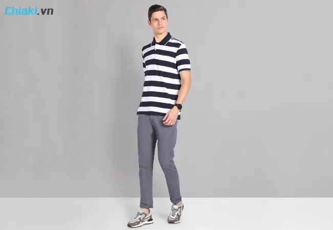 phối đồ với gi&agrave;y thể thao c&ugrave;ng &aacute;o ph&ocirc;ng kẻ v&agrave; quần vải