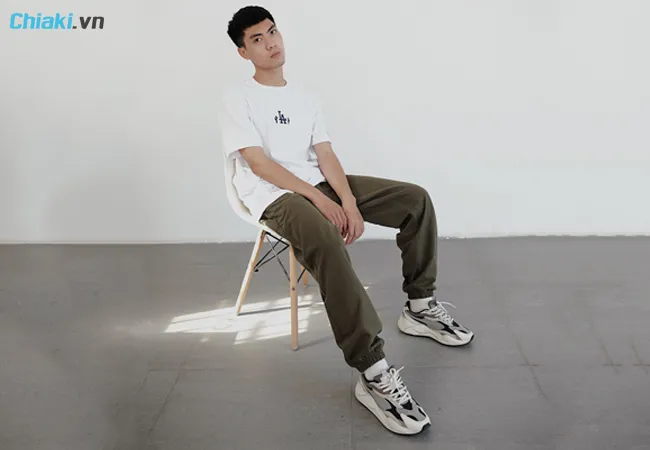 phối đồ với gi&agrave;y thể thao c&ugrave;ng &aacute;o ph&ocirc;ng v&agrave; quần jogger