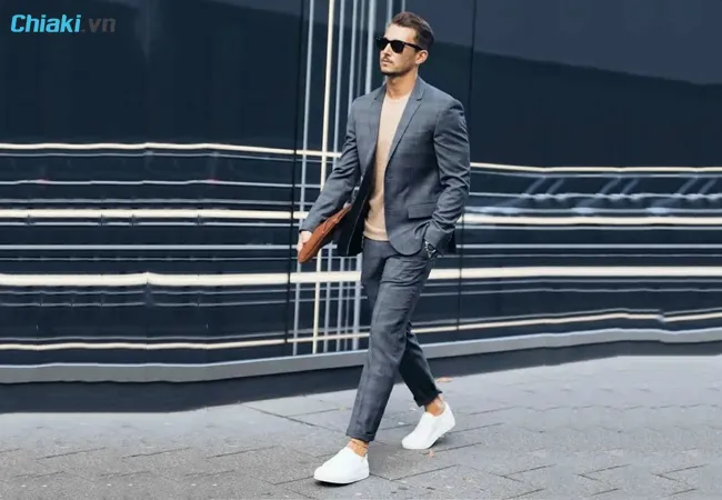 phối đồ với gi&agrave;y thể thao c&ugrave;ng &aacute;o vest v&agrave; quần &acirc;u