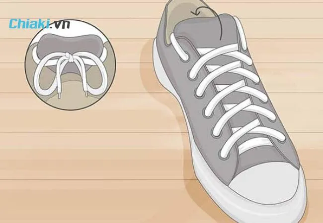 Tại sao n&ecirc;n buộc d&acirc;y gi&agrave;y giấu d&acirc;y?