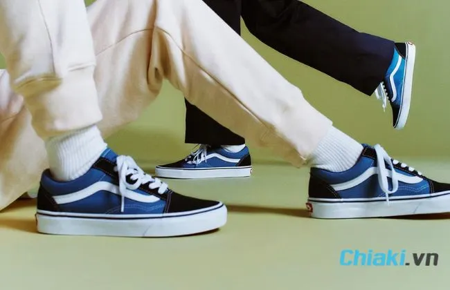 Thử gi&agrave;y Vans trước khi mua