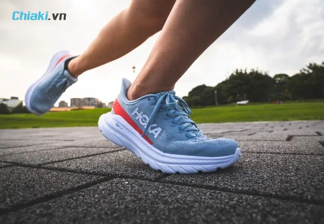 Ti&ecirc;u ch&iacute; chọn gi&agrave;y chạy bộ Hoka