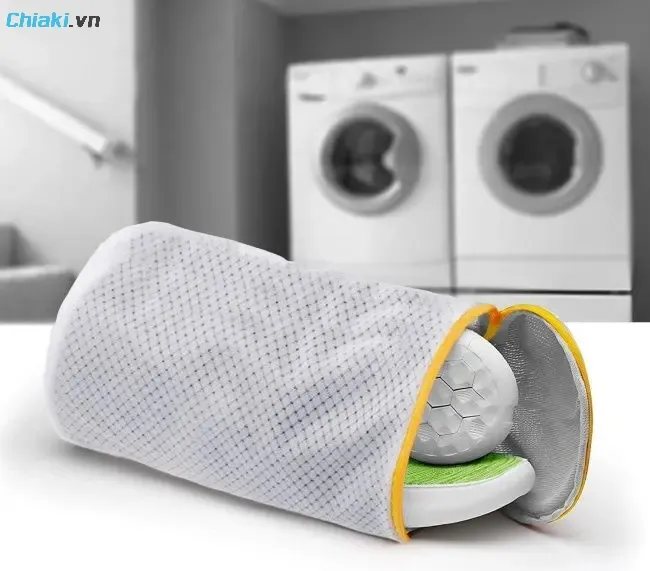 Vẫn c&oacute; thể giặt gi&agrave;y bằng m&aacute;y giặt nhưng n&ecirc;n chọn chế độ giặt nhẹ nh&agrave;ng v&agrave; sử dụng t&uacute;i giặt chuy&ecirc;n dụng