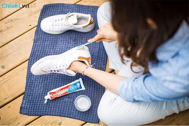 C&aacute;ch giặt gi&agrave;y thể thao da bằng kem đ&aacute;nh răng ph&ugrave; hợp với gi&agrave;y da trơn, nhựa dẻo