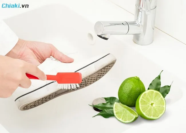 C&aacute;ch giặt gi&agrave;y thể thao trắng kh&ocirc;ng bị ố v&agrave;ng bằng chanh tươi