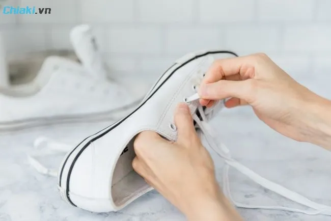 C&aacute;ch giặt gi&agrave;y trắng bằng tay đơn giản, dễ thực hiện tại nh&agrave;