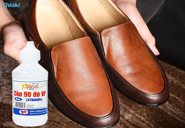 C&aacute;ch l&agrave;m mềm gi&agrave;y da với cồn/rượu trắng