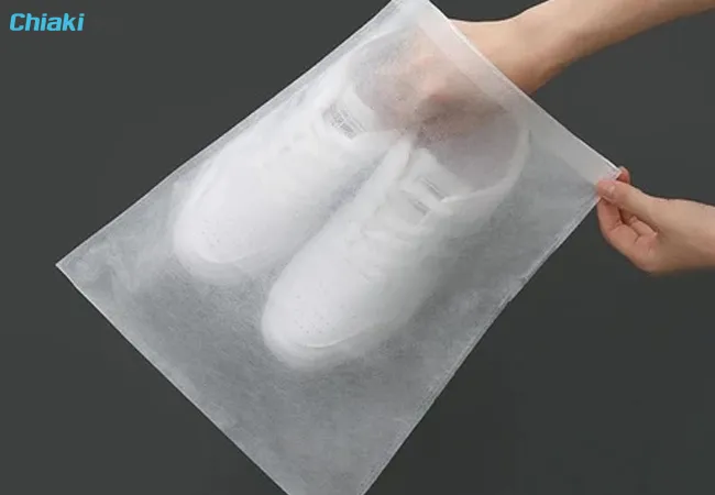 c&aacute;ch l&agrave;m sạch gi&agrave;y da trắng bằng c&aacute;ch bỏ v&agrave;o ngăn đ&ocirc;ng