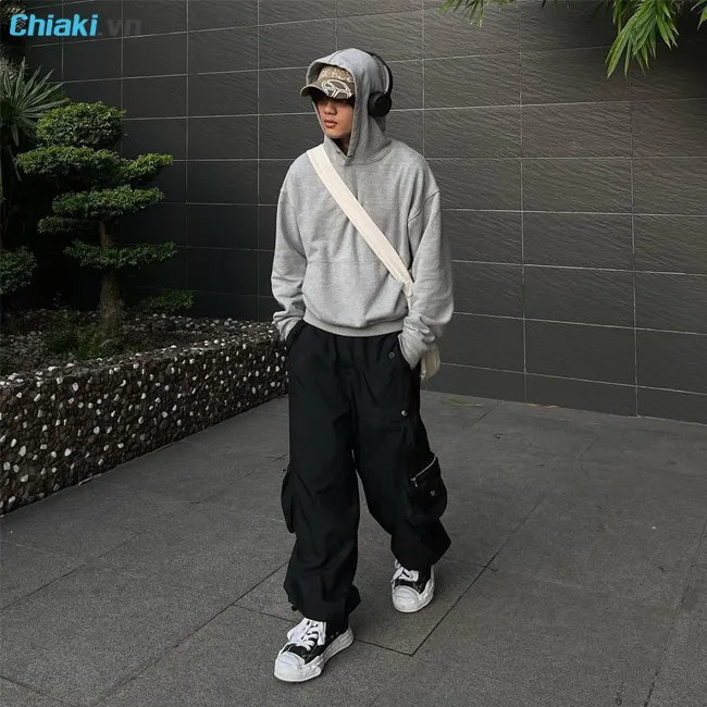 C&aacute;ch phối đồ nam với gi&agrave;y sneaker v&agrave; &aacute;o hoodie