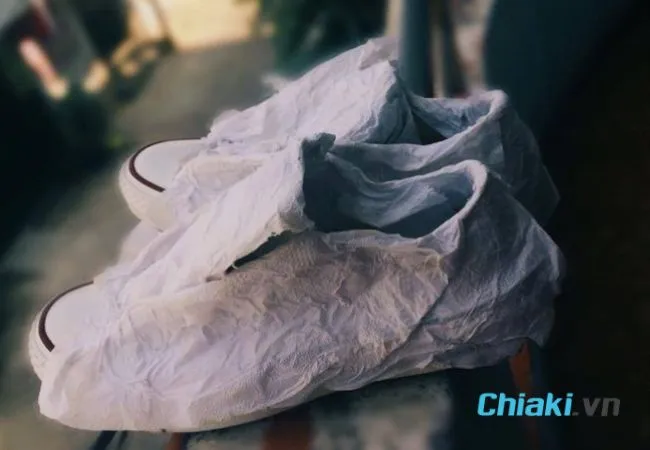 C&aacute;ch phơi gi&agrave;y trắng kh&ocirc;ng bị ố v&agrave;ng