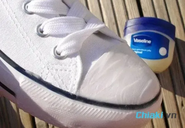 C&aacute;ch tẩy đế gi&agrave;y ố v&agrave;ng bằng vaseline
