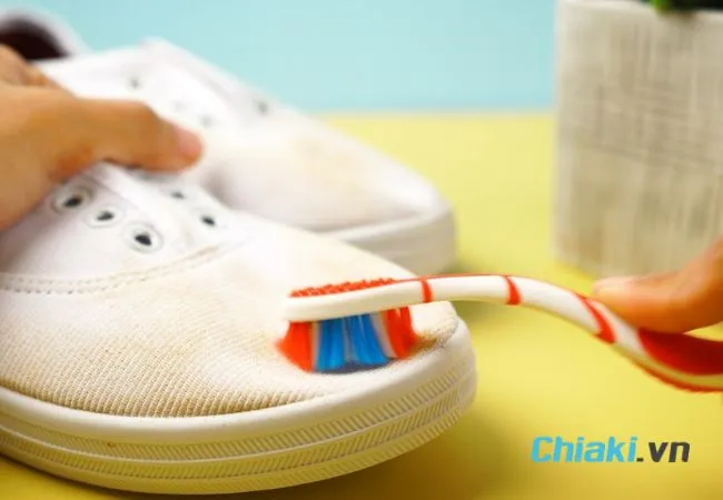 C&aacute;ch tẩy gi&agrave;y trắng bị ố v&agrave;ng bằng kem đ&aacute;nh răng