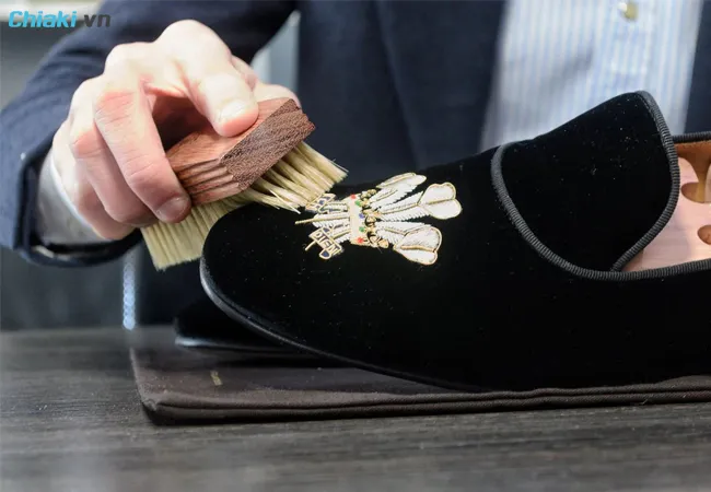 C&aacute;ch vệ sinh gi&agrave;y vải nhung
