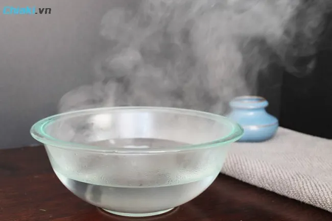 Cải thiện triệu chứng vi&ecirc;m &acirc;m đạo bằng nước muối ấm&nbsp;v&agrave; ng&acirc;m v&ugrave;ng chậu
