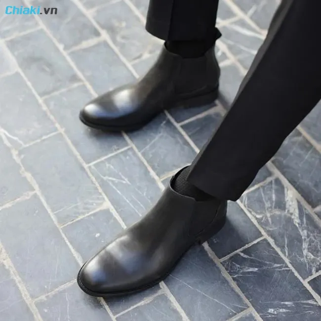 Chọn gi&agrave;y cổ cao nam c&oacute; size vừa vặn