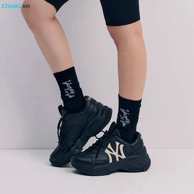 Gi&agrave;y MLB BigBall Chunky Window NY Yankees c&aacute; t&iacute;nh với m&agrave;u đen to&agrave;n bộ